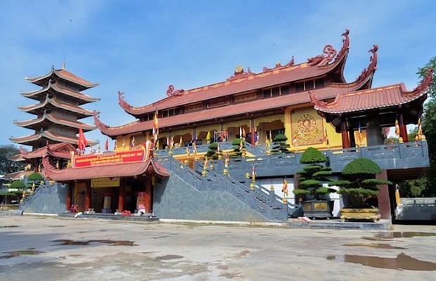 địa điểm lễ chùa đầu năm linh thiêng nhất Sài Gòn chùa việt nam quốc tự