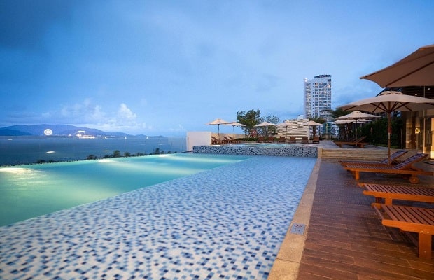 Hồ bơi ngoài trời tại khách sạn Vinpearl Nha Trang