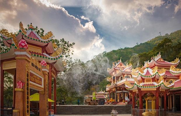 địa điểm lễ chùa đầu năm linh thiêng nhất Sài Gòn chùa núi bà đen