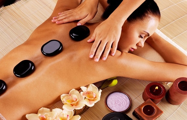 massage body trị liệu - Massage đá nóng