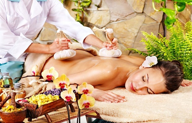 massage body trị liệu - Massage thảo dược 