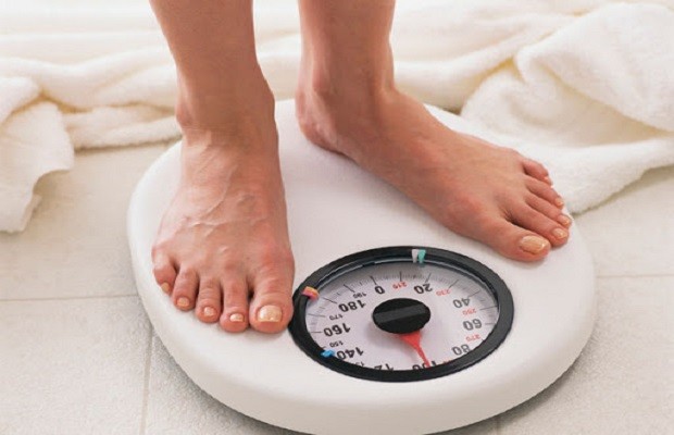 tết ăn gì để không bị tăng cân - Thường xuyên kiểm tra cân nặng 