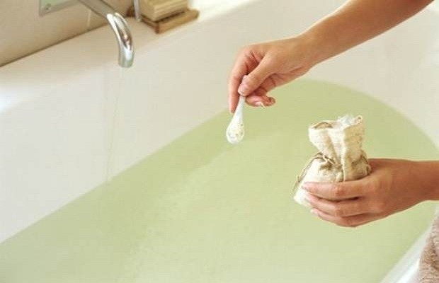 tắm với muối epsom giúp giảm đau cơ bắp chân khi chơi thể thao