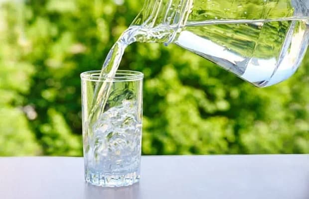 uống đủ nước giúp giảm đau cơ bắp chân khi chơi thể thao