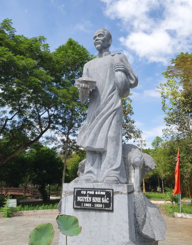 Tượng thờ cụ phó bảng Nguyễn Sinh Sắc trong khu di tích