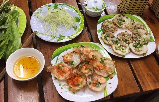 Đặc sản Sài Gòn là món gì - Bánh khọt thơm béo 