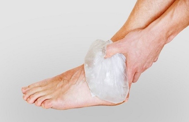 Cách chữa gai gót chân nhanh nhất - Chườm đá 