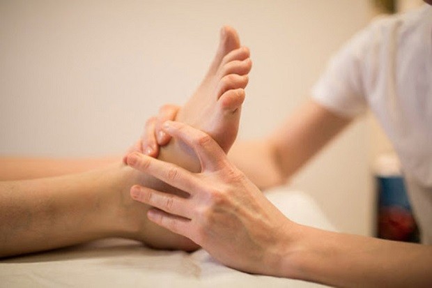 Cách chữa gai gót chân nhanh nhất - Massage 