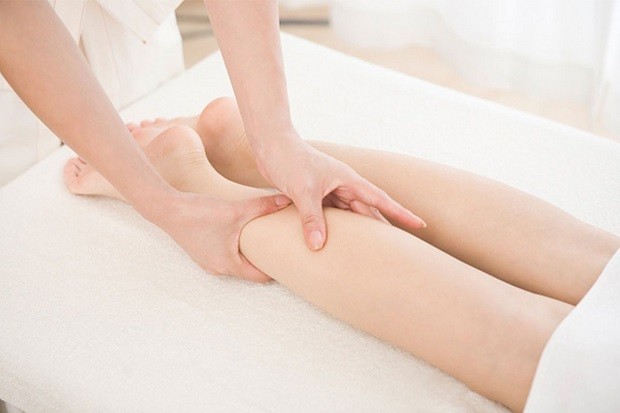 Cách chữa phù chân ở người già - Massage chân thường xuyên