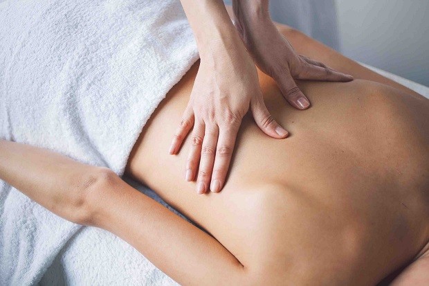 cách trị đau lưng khi tới tháng bằng cách massage 