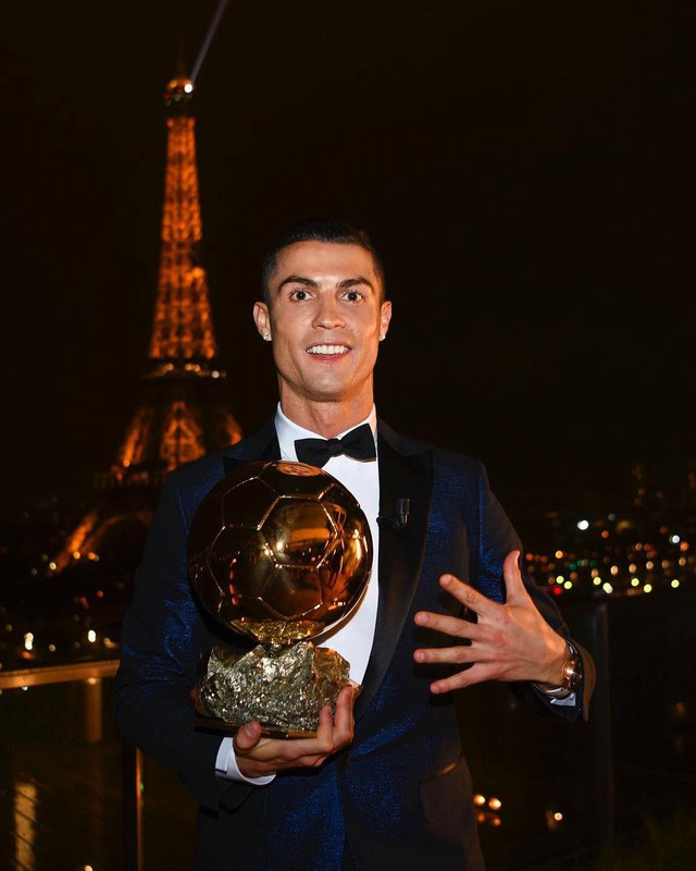 Câu lạc bộ của Ronaldo cùng anh nhận quả bóng vàng