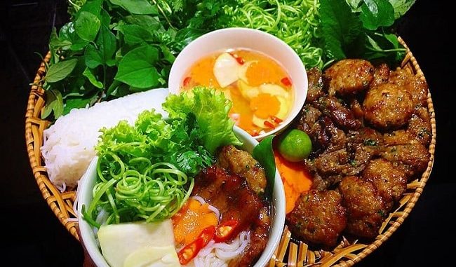 bún chả là các món ăn đường phố Hà Nội nổi tiếng