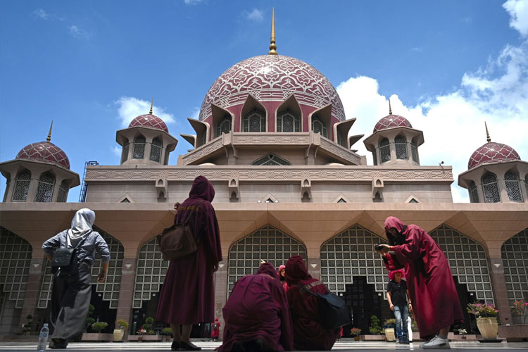 Đi Malaysia có cần visa không? - Đa phần người dân ở Malaysia đều theo đạo Hồi Giáo