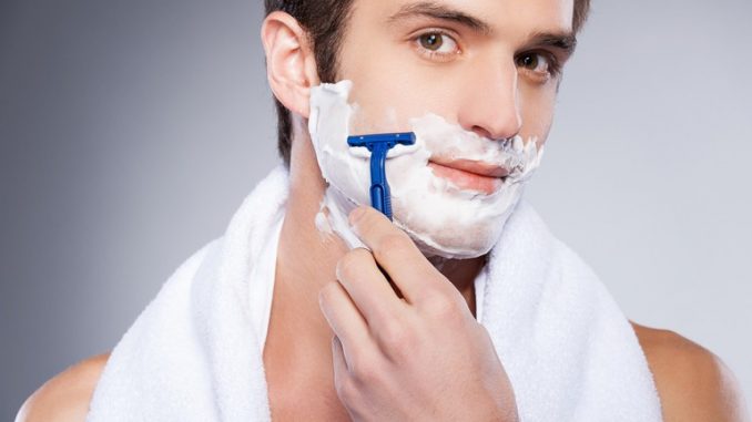 Skincare cho nam tuổi dậy thì - Bước 2: Cạo râu