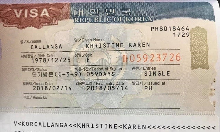 Cách kiểm tra visa Hàn Quốc - Nhân viên trung tâm thị thực KVAC sẽ là người kiểm tra visa của bạn xem có hợp lệ hay không