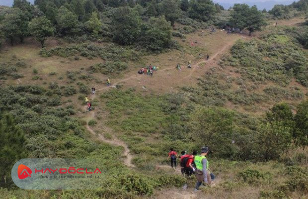 Đường lên Núi Hàm Lợn Địa điểm du lịch Tết gần Hà Nội