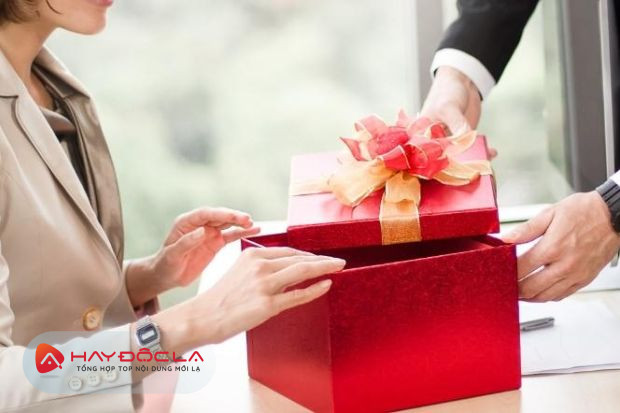 chọn quà 8/3 cho khách hàng thân thiết - quà tặng 8/3 cho khách hàng