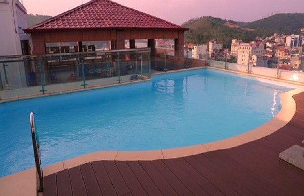 khách sạn Quảng Ninh có hồ bơi rộng