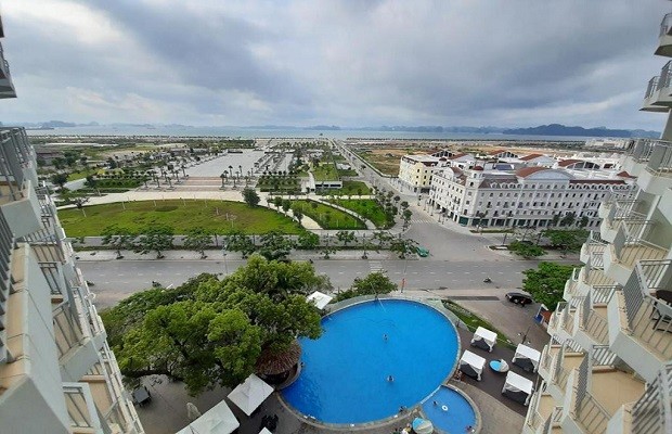 khách sạn Quảng Ninh có hồ bơi lớn