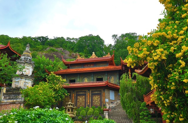 chùa ở Châu Đốc có phong cảnh đẹp