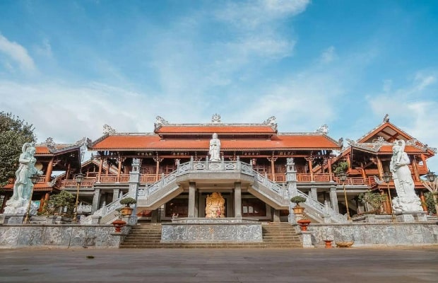 địa điểm check in ở Buôn Ma Thuột - chùa Sắc Tứ Khải Đoan