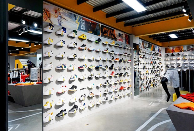 shop bán giày sneaker ở hà nội chính hãng