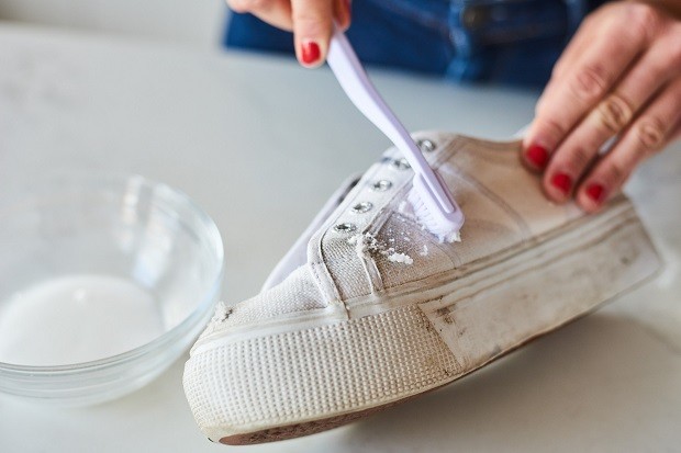 dịch vụ vệ sinh giày TPHCM sạch bóng
