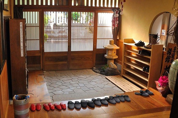 du lịch Nhật Bản 2022 - cởi giày dép trước khi vào nhà
