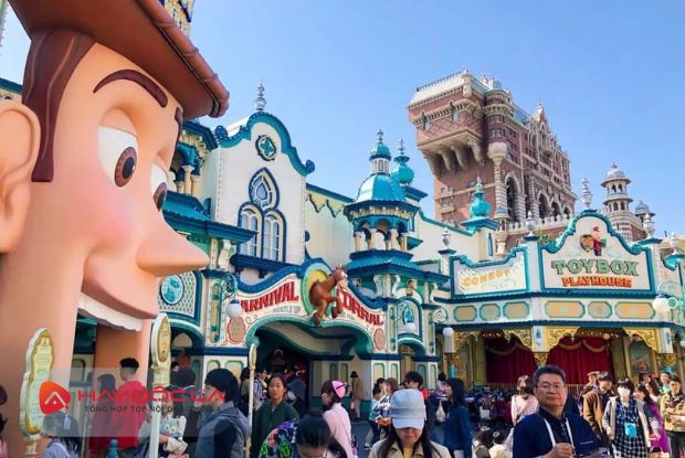 Tokyo Disneyland là địa điểm du lịch Nhật Bản hấp dẫn