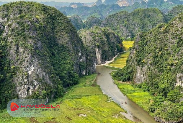 Tam Cốc là địa điểm du lịch Ninh Bình nổi tiếng