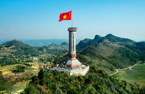 Du lịch Hà Giang tháng 12 - Cột cờ Lũng Cú