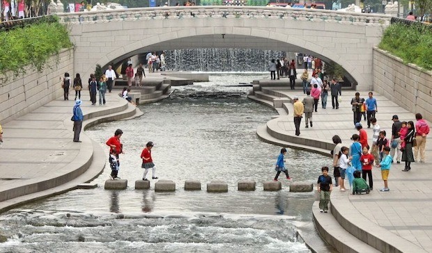du lịch hàn quốc năm 2023 - Suối Cheonggyecheon 