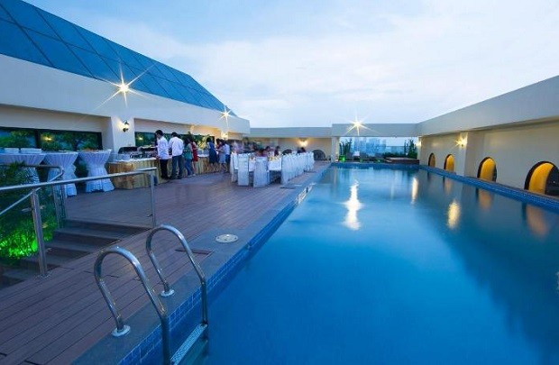 khách sạn quận 7 có hồ bơi - Khách sạn Merperle Crystal Palace