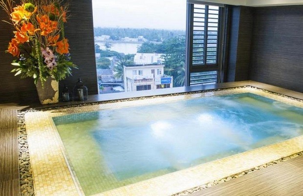 khách sạn Iris Cần Thơ - Bể bơi xanh mát trong nhà