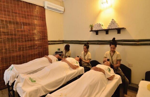 Massage mặt Lâm Kiều tại Spa