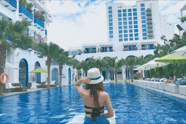 Risemount Premier Resort Đà Nẵng - Hồ bơi sân vườn