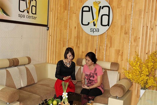 Nhân viên Eva tư vấn nhiệt tình khi khách đến thư giãn