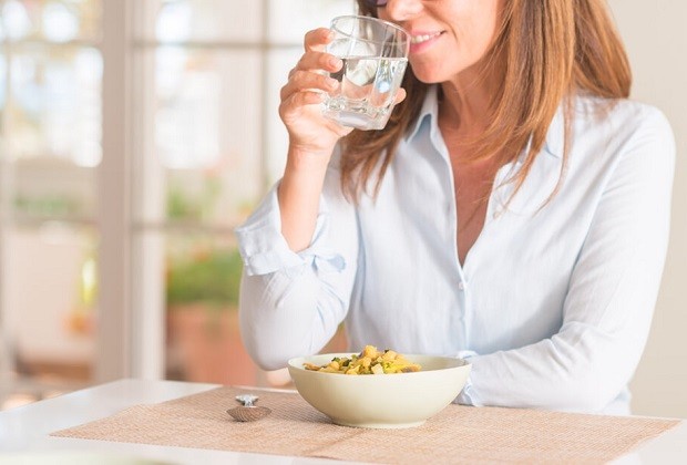 Cách giảm cân nhanh tại nhà không cần dùng thuốc - uống nước