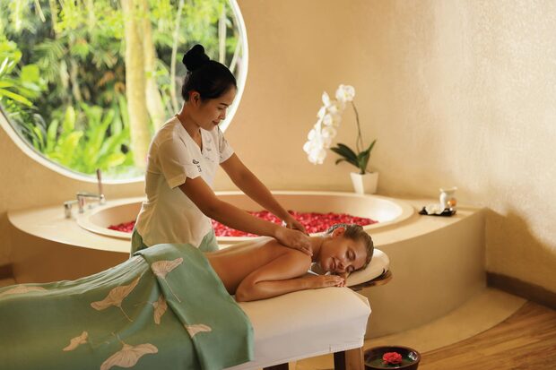 massage lưng tại Hali Beauty & Spa