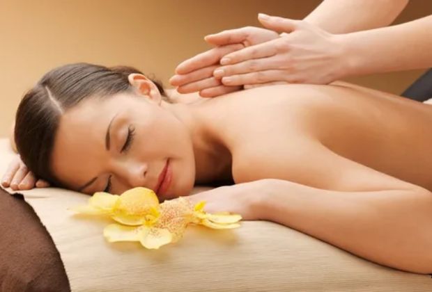 massage lưng tại ​Lisa Beauty