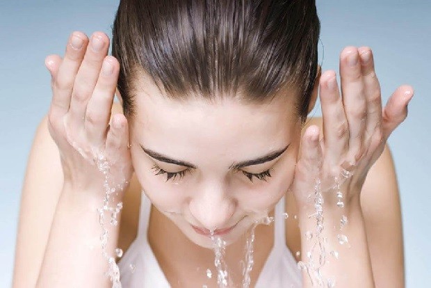 vệ sinh da không đúng cách trị mụn cám đơn giản tại nhà