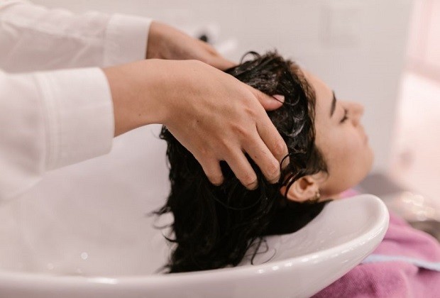 Massage đầu thoải mái cũng là cách dưỡng tóc hiệu quả