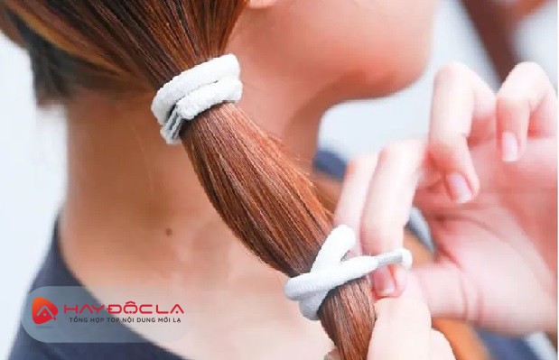 cách làm tóc thẳng tự nhiên bằng thun cột tóc