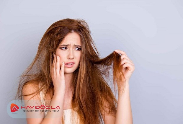 chạm vào tóc thường xuyên dễ làm mất nếp tóc