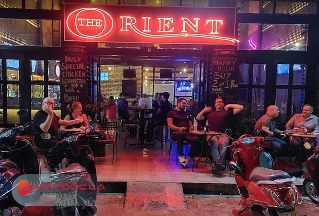 Bar giấu mình The Orient Pub Saigon đọc đáo