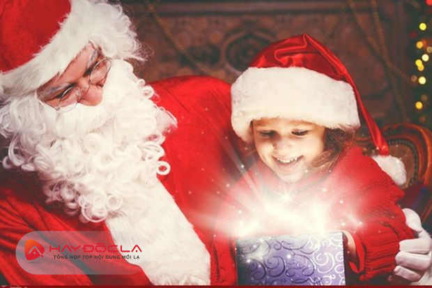 Santa tặng quà cho những đứa trẻ